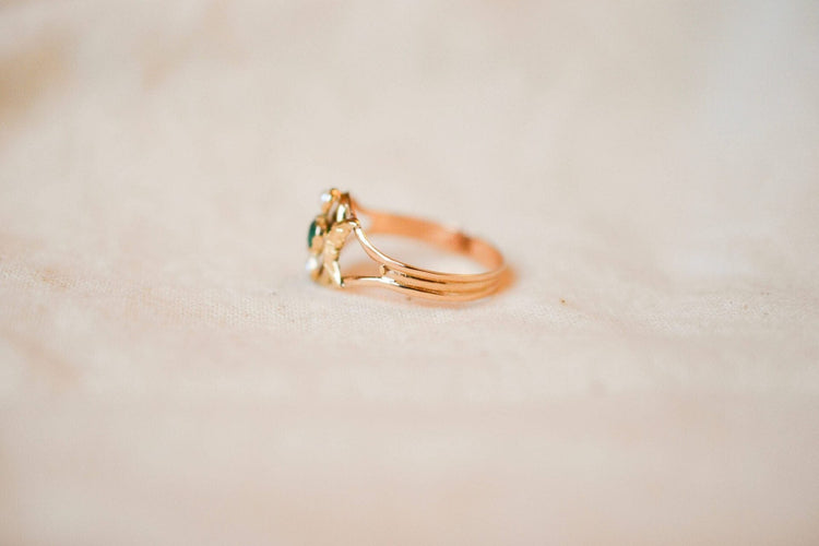 https://cdn.shopify.com/s/files/1/0963/7950/2920/files/Bague-Art-Nouveau-Vintage-Perles-de-culture_280fde78-a173-4722-b4fb-d267883f7188.jpg?v=1779381799