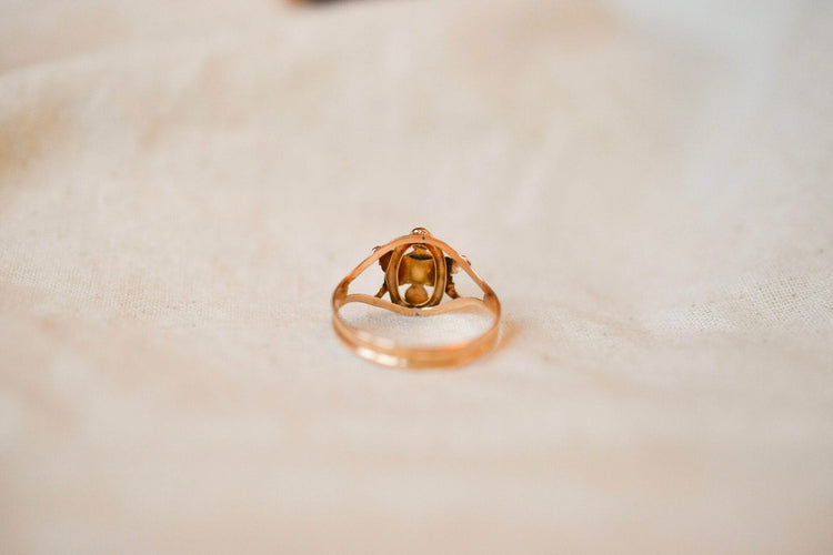 https://cdn.shopify.com/s/files/1/0963/7950/2920/files/Bague-Vintage-Or-jaune-18-carats-Perles-de-culture_ab025c2a-6423-4d57-9cf6-df2e925a5318.jpg?v=1779381799