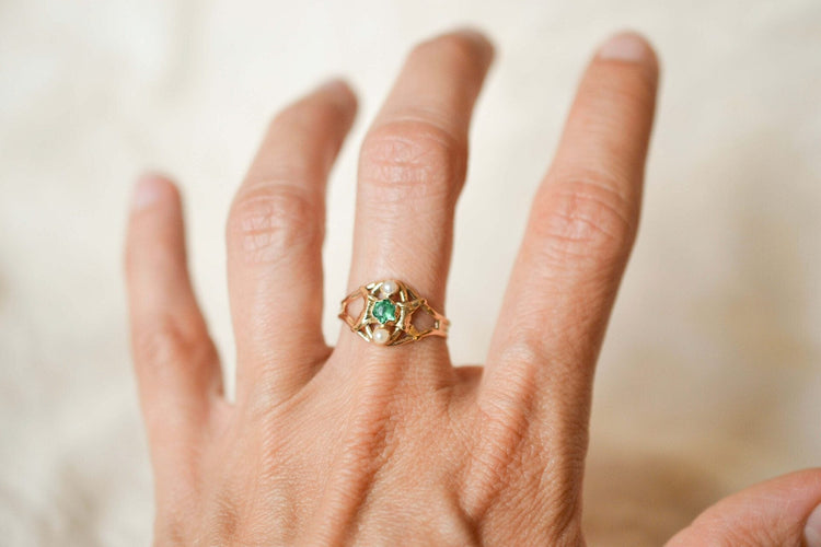https://cdn.shopify.com/s/files/1/0963/7950/2920/files/Bague-ancienne-pierre-verte-1_2983cae5-fdeb-4f84-a4c8-00406fd4166e.jpg?v=1779381799