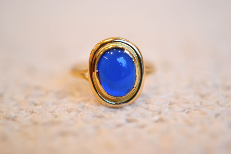 https://cdn.shopify.com/s/files/1/0963/7950/2920/files/bague-ovale-bleue_a63c3fa5-2b06-4f54-a4ac-09a2c2c979c4.jpg?v=1779981593