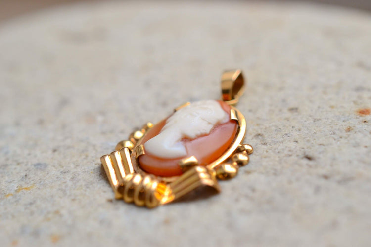 https://cdn.shopify.com/s/files/1/0963/7950/2920/files/pendentif-camee-et-decor-perle_edfb7774-2a79-459b-8d64-839de49cf382.jpg?v=1779981231