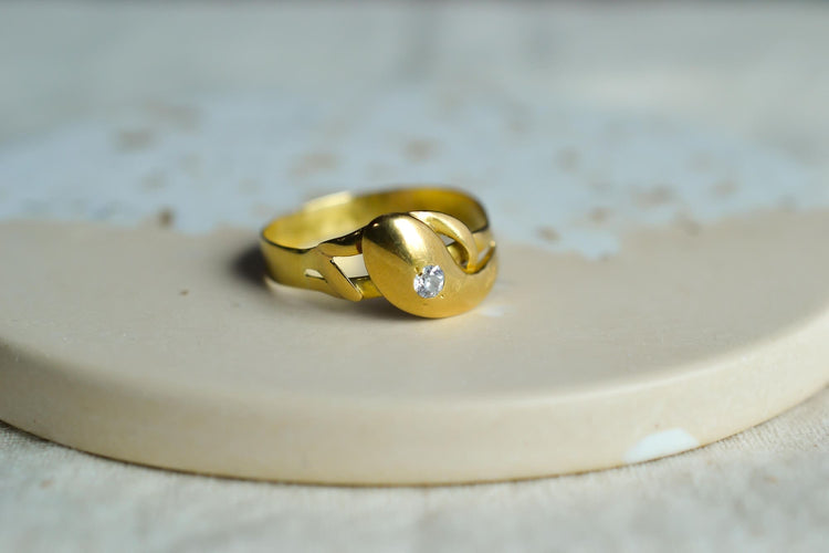https://cdn.shopify.com/s/files/1/0963/7950/2920/files/Bague-serpent-en-Or-jaune-ornee-d-un-diamant-de-taille-ancienne-en-serti-clos-bague-ancienne_106892da-fe9b-4e90-be1e-feabbd6b8ac1.jpg?v=1779358421