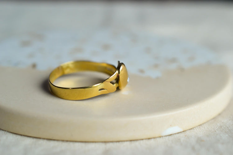 https://cdn.shopify.com/s/files/1/0963/7950/2920/files/Bague-serpent-en-Or-jaune-ornee-d-un-diamant-de-taille-ancienne-en-serti-clos-bague-vintage_0c1f9348-e712-4862-b3f9-254bee713136.jpg?v=1779358421