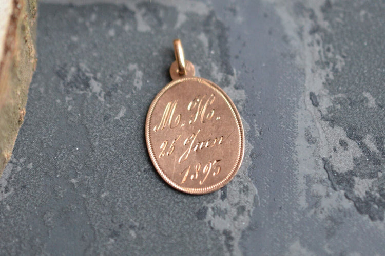 https://cdn.shopify.com/s/files/1/0963/7950/2920/files/Medaille-ovale-en-Or-jaune-representant-la-Jungfru Maria-Marie-gravee-au-dos-_-M.H-25-juin-1893-bijou-Vintage-1_49a55b05-fe39-45a2-876d-28b0d135512e.jpg?v=1779186234