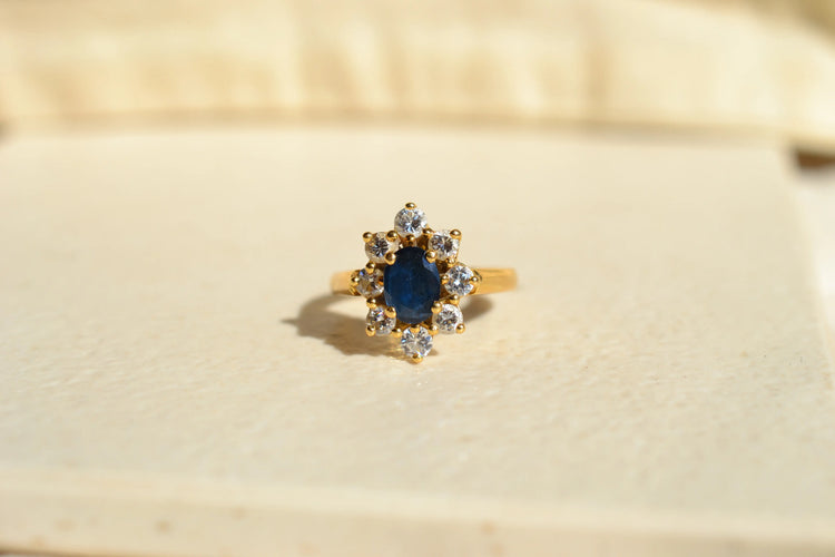 https://cdn.shopify.com/s/files/1/0963/7950/2920/files/bague-Daisy-fleur-ancienne-Or-Saphir.webp?v=1783346563