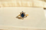 https://cdn.shopify.com/s/files/1/0963/7950/2920/files/bague-Daisy-fleur-ancienne-Or-Saphir.webp?v=1783346563