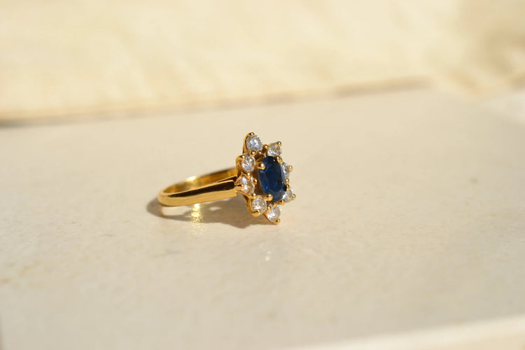 https://cdn.shopify.com/s/files/1/0963/7950/2920/files/bague-de-fiancailles-vintage-Saphir-Diamants.webp?v=1783346563
