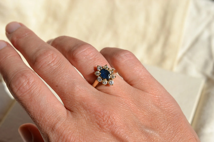 https://cdn.shopify.com/s/files/1/0963/7950/2920/files/bague-Daisy-or-jaune-Saphir-et-Diamants.webp?v=1783346563
