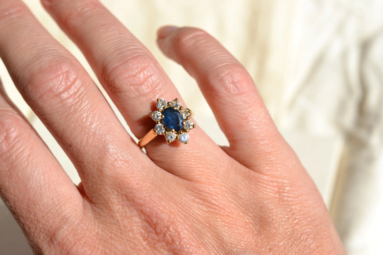 https://cdn.shopify.com/s/files/1/0963/7950/2920/files/bague-de-fiancailles-Daisy-vintage-saphir.webp?v=1783346563