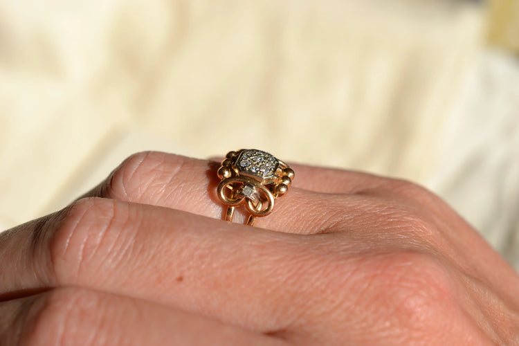 https://cdn.shopify.com/s/files/1/0963/7950/2920/files/bague-ancienne-diamants-belle-epoque-or-18-carats.webp?v=1783346725