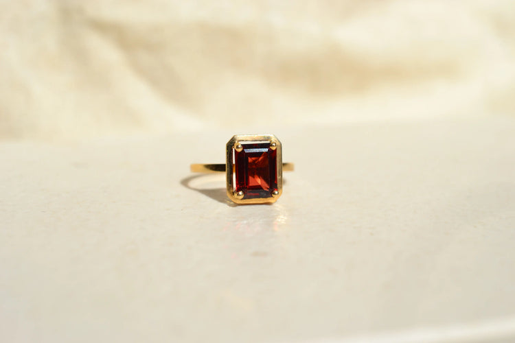 https://cdn.shopify.com/s/files/1/0963/7950/2920/files/bague-grenat-serti-griffes-vintage.webp?v=1783347517