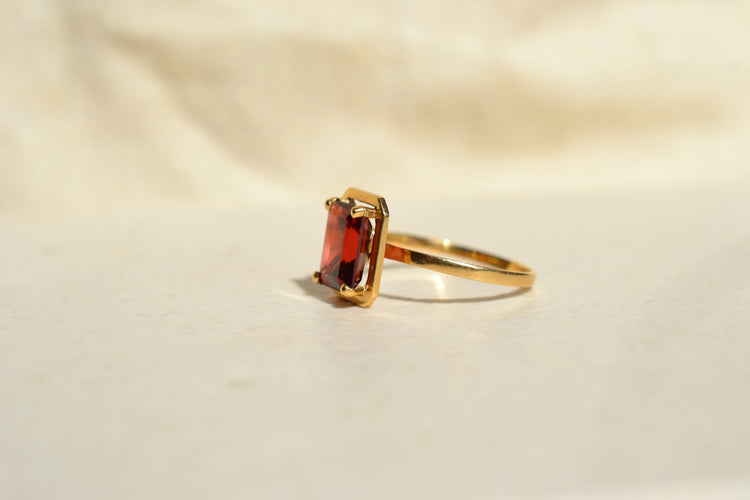 https://cdn.shopify.com/s/files/1/0963/7950/2920/files/bague-ancienne-grenat-serti-griffes-or-jaune.webp?v=1783347517