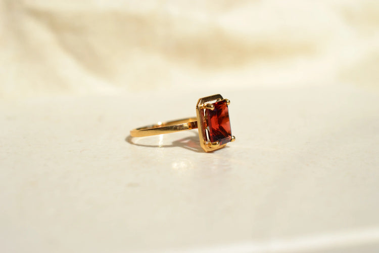https://cdn.shopify.com/s/files/1/0963/7950/2920/files/bague-grenat-Solitär-vintage.webp?v=1783347517