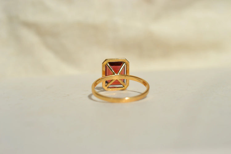 https://cdn.shopify.com/s/files/1/0963/7950/2920/files/bague-ancienne-grenat-serti-griffes-or.webp?v=1783347517