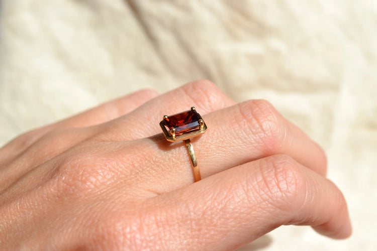 https://cdn.shopify.com/s/files/1/0963/7950/2920/files/bague-ancienne-grenat-taille-emeraude.webp?v=1783347517