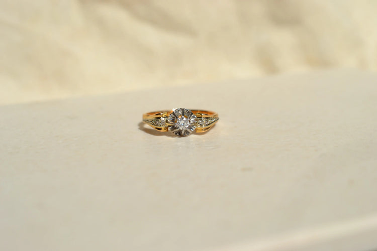 https://cdn.shopify.com/s/files/1/0963/7950/2920/files/bague-ancienne-Solitær-diamant-mariage.webp?v=1783438465