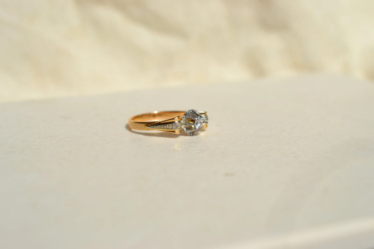 https://cdn.shopify.com/s/files/1/0963/7950/2920/files/bague-ancienne-Solitær-diamant-fiancailles.webp?v=1783438464