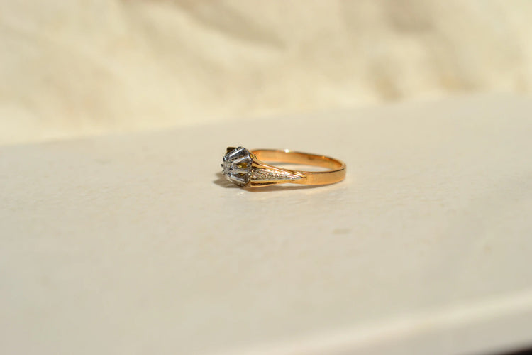 https://cdn.shopify.com/s/files/1/0963/7950/2920/files/bague-ancienne-Solitær-diamant-or-jaune.webp?v=1783438464