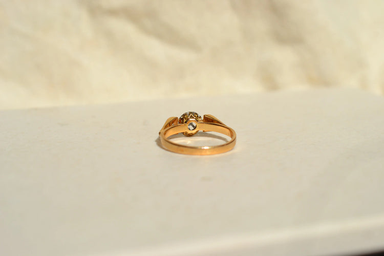 https://cdn.shopify.com/s/files/1/0963/7950/2920/files/bague-ancienne-Solitær-diamant-or-Platin.webp?v=1783438464