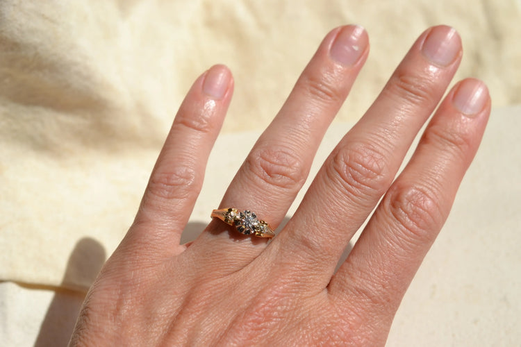 https://cdn.shopify.com/s/files/1/0963/7950/2920/files/bague-ancienne-Solitær-diamant-noircarat.webp?v=1783438465