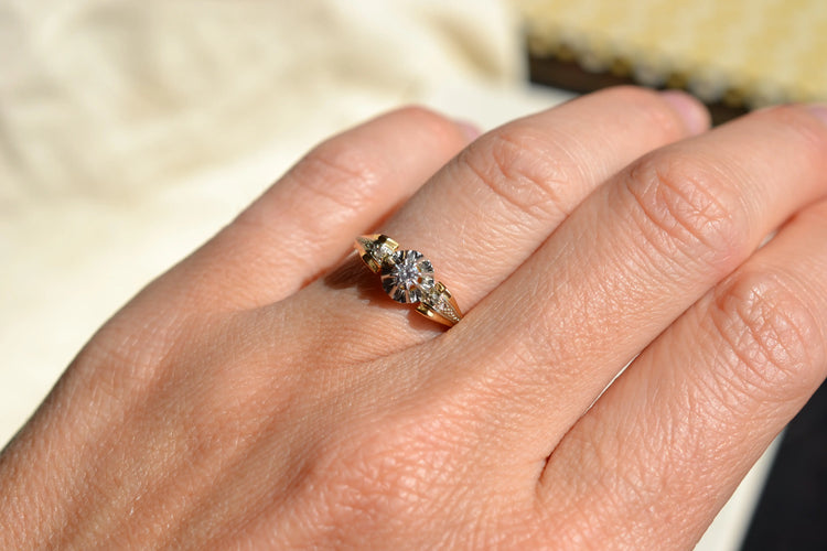 https://cdn.shopify.com/s/files/1/0963/7950/2920/files/bague-ancienne-Solitær-diamant-unique.webp?v=1783438466