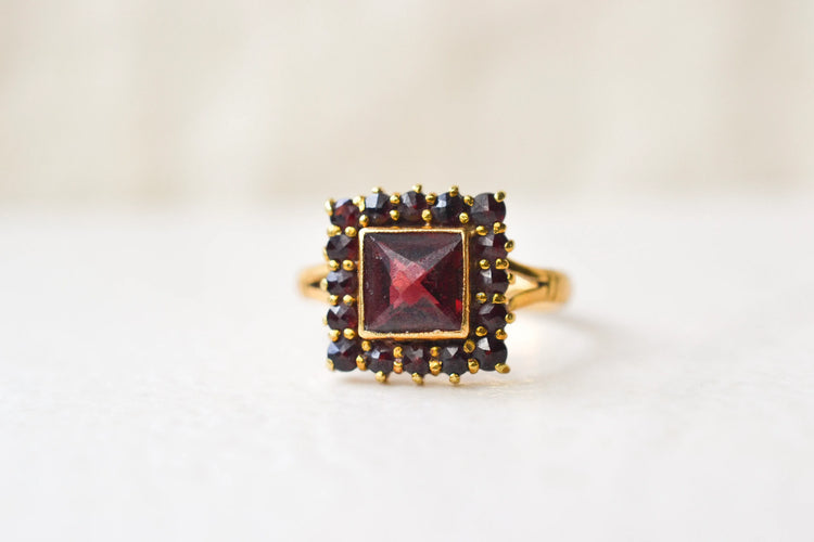https://cdn.shopify.com/s/files/1/0963/7950/2920/files/bague-carree-grenat.webp?v=1783950179