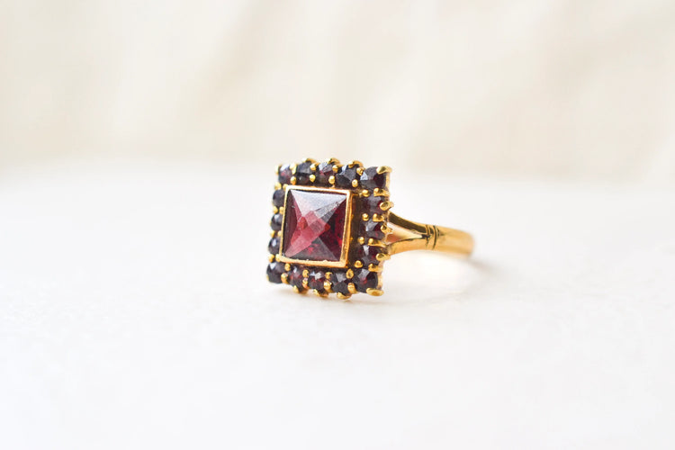 https://cdn.shopify.com/s/files/1/0963/7950/2920/files/bague-ancienne-grenat-or-jaune.webp?v=1783950179