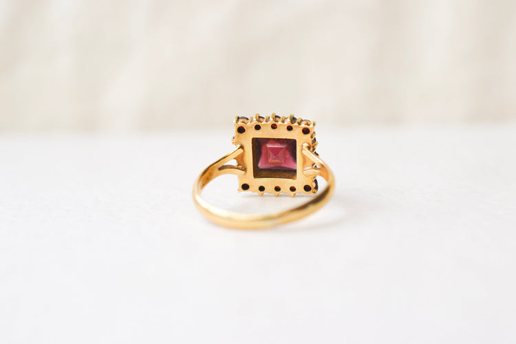 https://cdn.shopify.com/s/files/1/0963/7950/2920/files/bague-grenat-or-jaune_36d82721-d782-441e-acfb-b52c4e9cb47d.jpg?v=1783950179