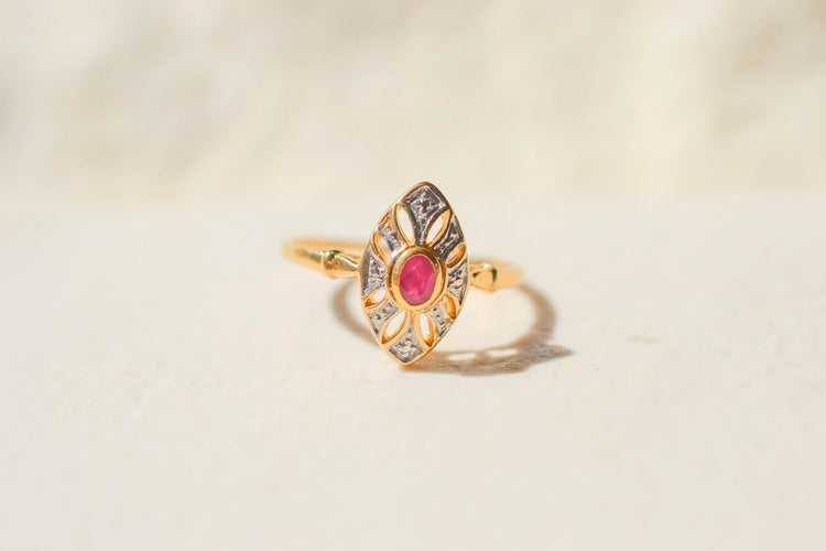 https://cdn.shopify.com/s/files/1/0963/7950/2920/files/bague-navette-or.webp?v=1784126489
