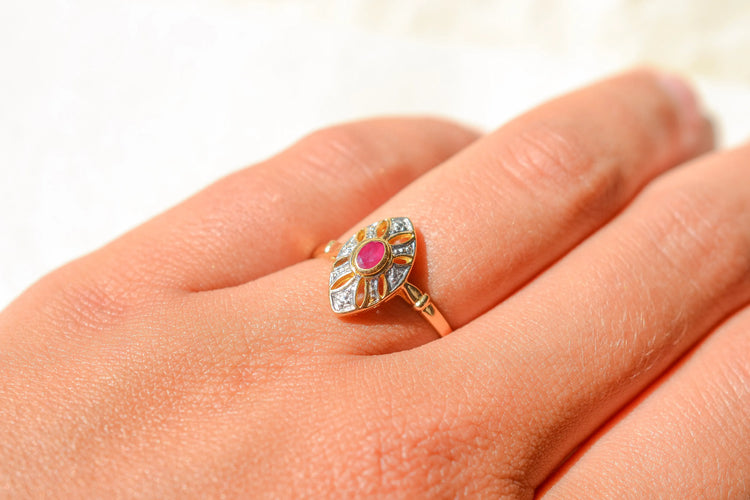 https://cdn.shopify.com/s/files/1/0963/7950/2920/files/bague-ancienne-rubis.webp?v=1784126492