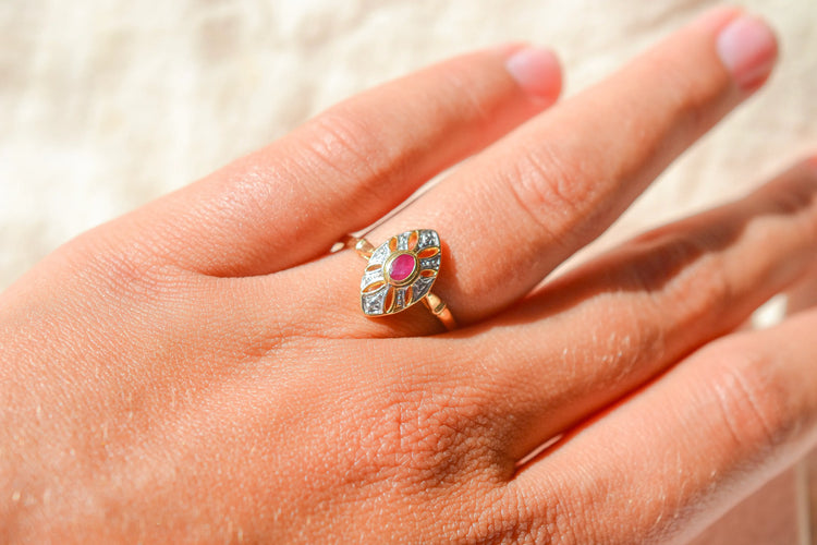 https://cdn.shopify.com/s/files/1/0963/7950/2920/files/bague-vintage-navette-rubis-or-jaune.webp?v=1784126493