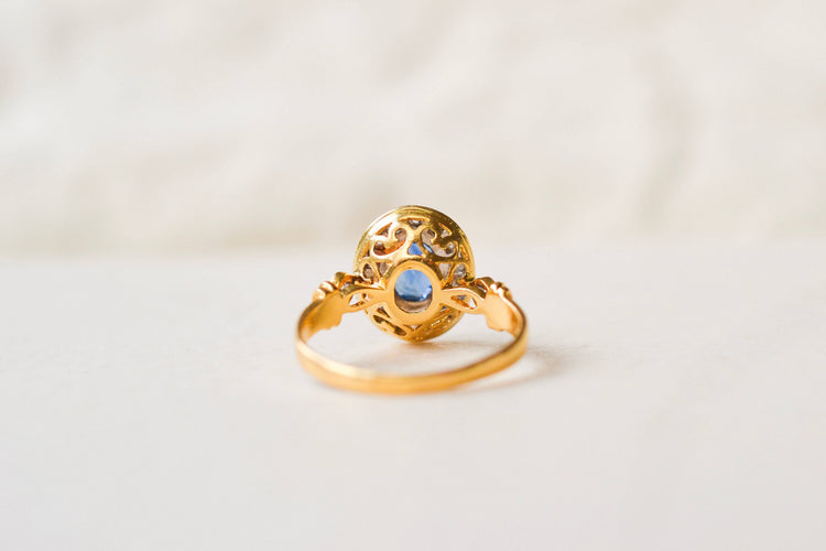 https://cdn.shopify.com/s/files/1/0963/7950/2920/files/bague-vintage-ovale-or-jaune.jpg?v=1784549395