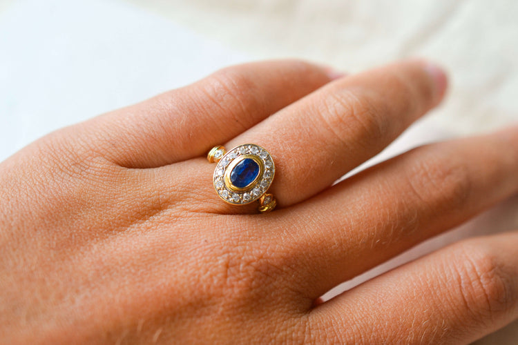 https://cdn.shopify.com/s/files/1/0963/7950/2920/files/bague-ancienne-seconde-main-saphir.jpg?v=1784549397