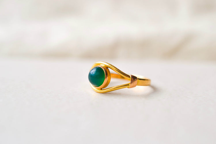https://cdn.shopify.com/s/files/1/0963/7950/2920/files/bague-ancienne-or_4a4f80fd-c4b9-49a6-9849-c25c7ca0d154.jpg?v=1784557170