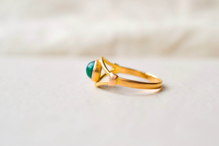https://cdn.shopify.com/s/files/1/0963/7950/2920/files/bague-cabochon-or.jpg?v=1784557170
