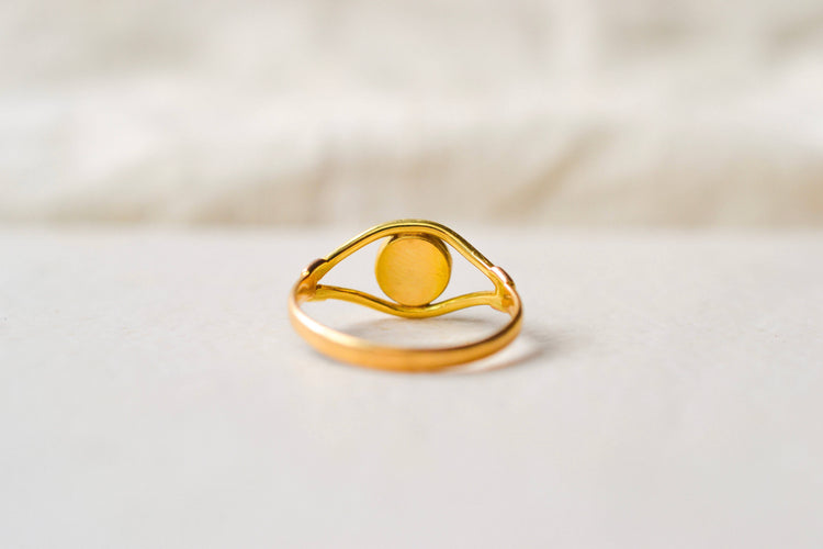 https://cdn.shopify.com/s/files/1/0963/7950/2920/files/bague-cabochon-vert.jpg?v=1784557170
