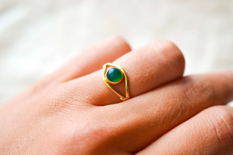 https://cdn.shopify.com/s/files/1/0963/7950/2920/files/bague-cabochon-pierre-verte.jpg?v=1784557170
