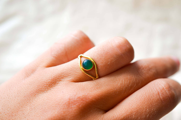 https://cdn.shopify.com/s/files/1/0963/7950/2920/files/bague-cabochon-seconde-main-vintage.jpg?v=1784557170