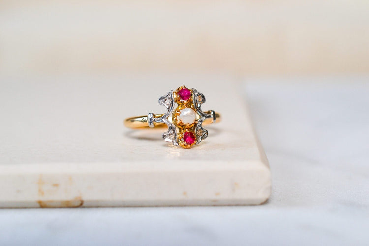 53 Two-tone gold signet ring, half-pearl, ruby and diamonds 58 Facettes 3735