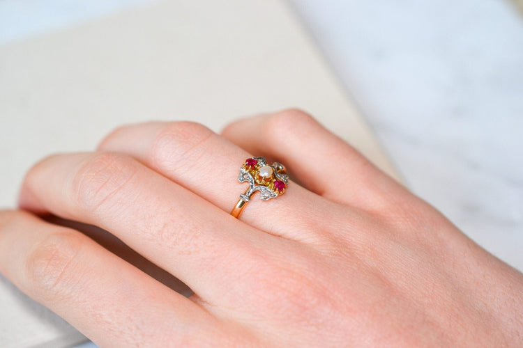 53 Two-tone gold signet ring, half-pearl, ruby and diamonds 58 Facettes 3735