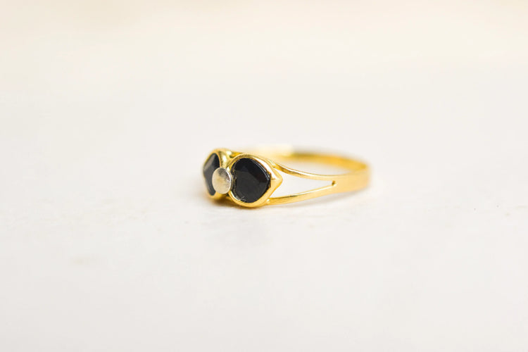 https://cdn.shopify.com/s/files/1/0963/7950/2920/files/bague-ancienne-vintage-melanite.webp?v=1784723430