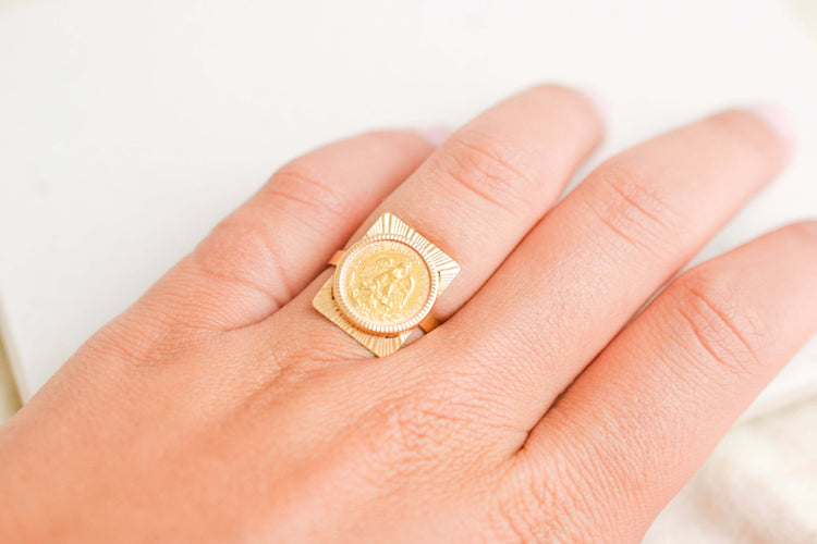 https://cdn.shopify.com/s/files/1/0963/7950/2920/files/bague-carree-dos-pesos-or.jpg?v=1784791411