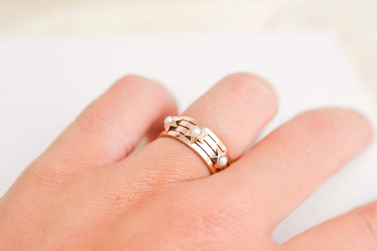 https://cdn.shopify.com/s/files/1/0963/7950/2920/files/bague-vintage-etoile-or-rose-ancienne.jpg?v=1784791649