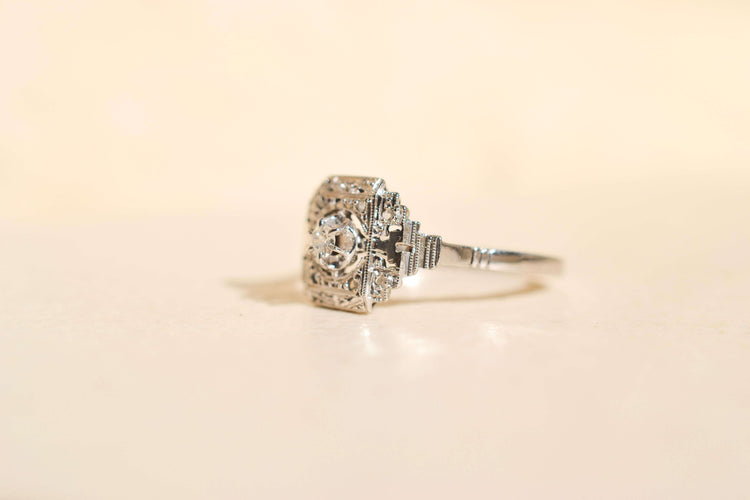 59 Art Déco - Bague plateau en or blanc et diamants 58 Facettes 4062