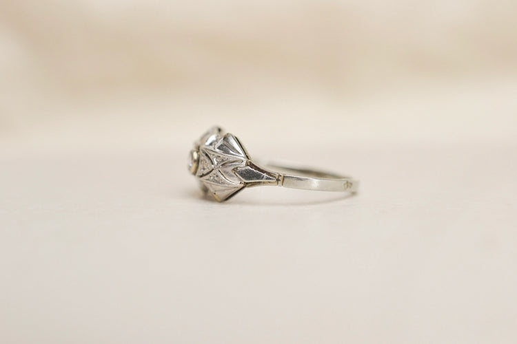 https://cdn.shopify.com/s/files/1/0963/7950/2920/files/bague-art-deco-diamant.webp?v=1784881035