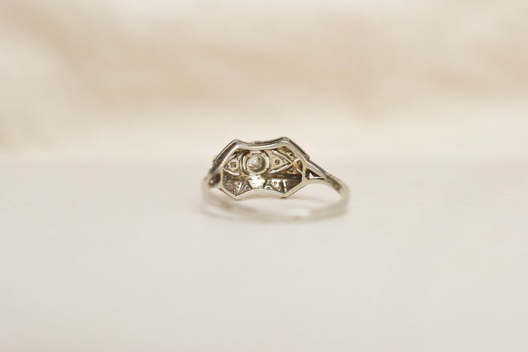 https://cdn.shopify.com/s/files/1/0963/7950/2920/files/bague-vintage-art-deco-diamant.webp?v=1784881034