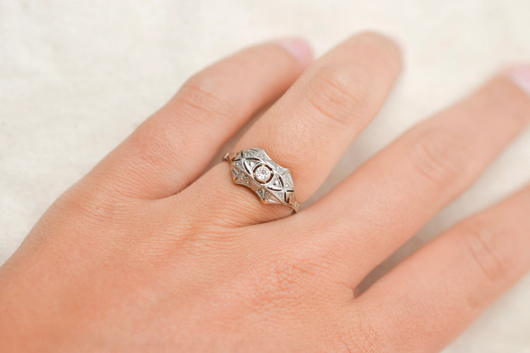 https://cdn.shopify.com/s/files/1/0963/7950/2920/files/bague-ancienne-or-blanc.webp?v=1784881034