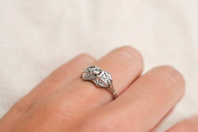 https://cdn.shopify.com/s/files/1/0963/7950/2920/files/bague-art-deco-seconde-main.webp?v=1784881035