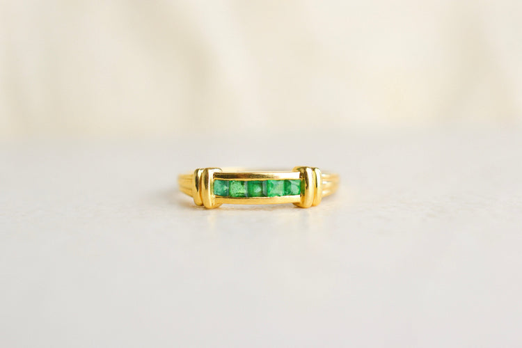 https://cdn.shopify.com/s/files/1/0963/7950/2920/files/bague-jarretiere-emeraude.jpg?v=1784882773