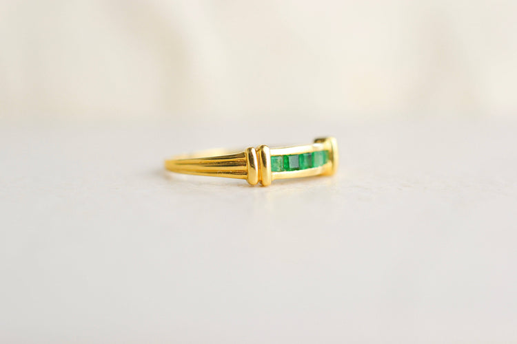 https://cdn.shopify.com/s/files/1/0963/7950/2920/files/bague-jarretiere-or-jaune.jpg?v=1784882772